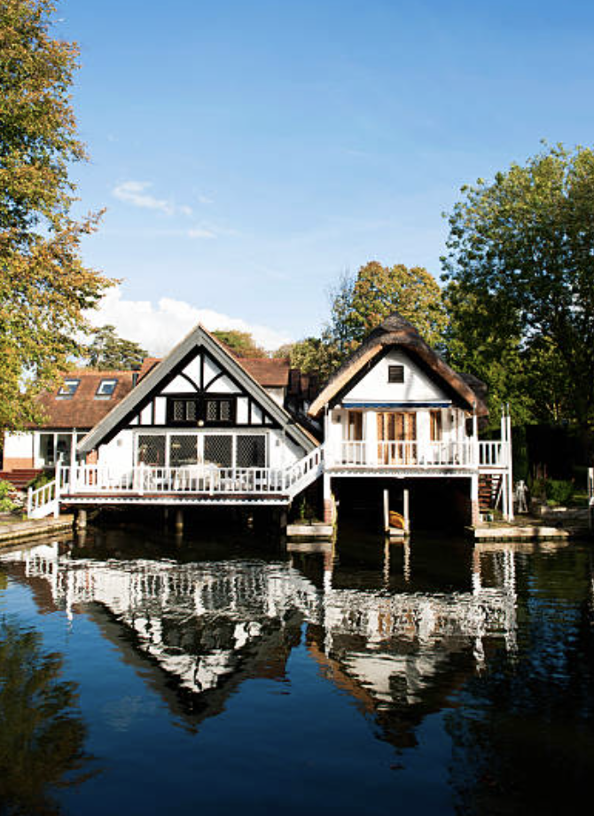 林の中にある、別荘的な2軒の繋がった家。ドュープレックス。